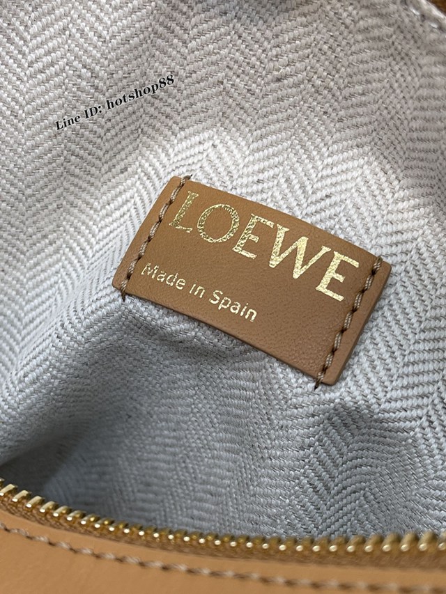 Loewe專櫃2022全新cubi全皮飯盒包 羅意威納帕牛皮便當包腋下包 型號10233 lyw1137